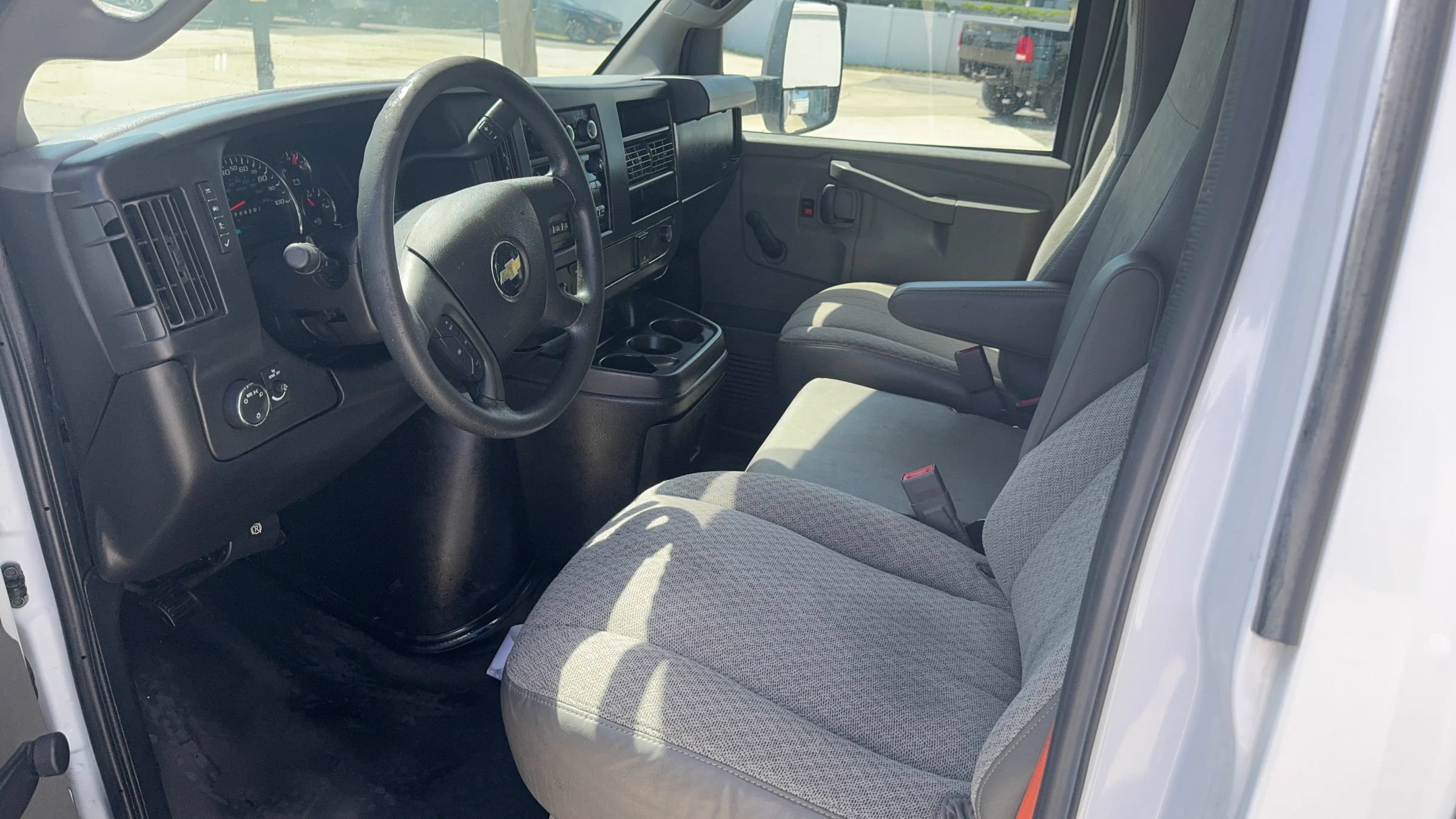 Used 2018 Chevrolet Express 3500 w/ Driver Convenience Package RWD image 9