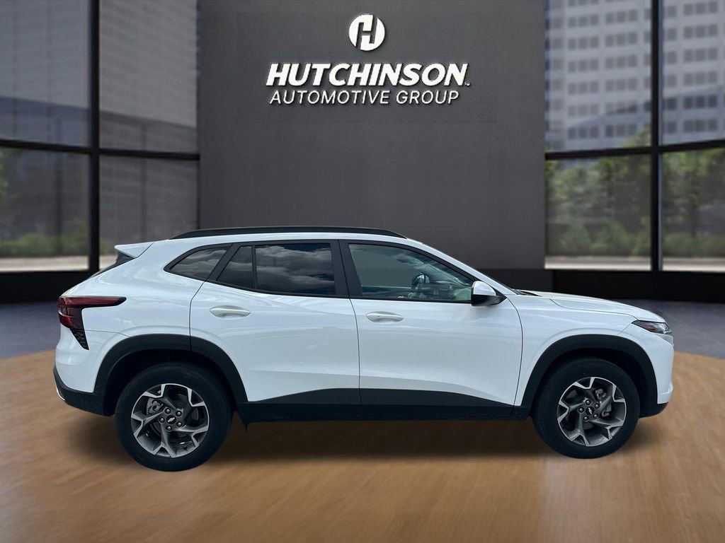 Used 2025 Chevrolet Trax LT w/ LT Convenience Package FWD image 8