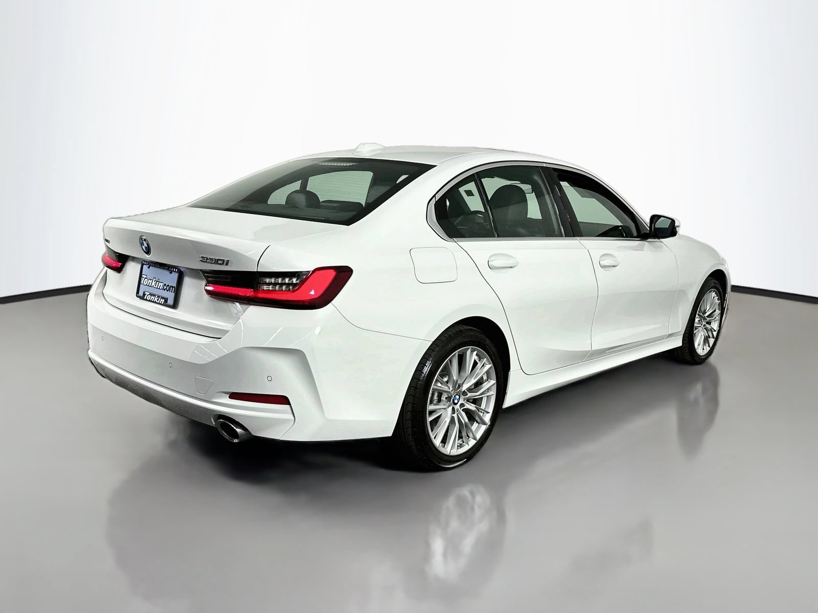 Used 2024 BMW 330i xDrive Sedan w/ Premium Package AWD/4WD image 8