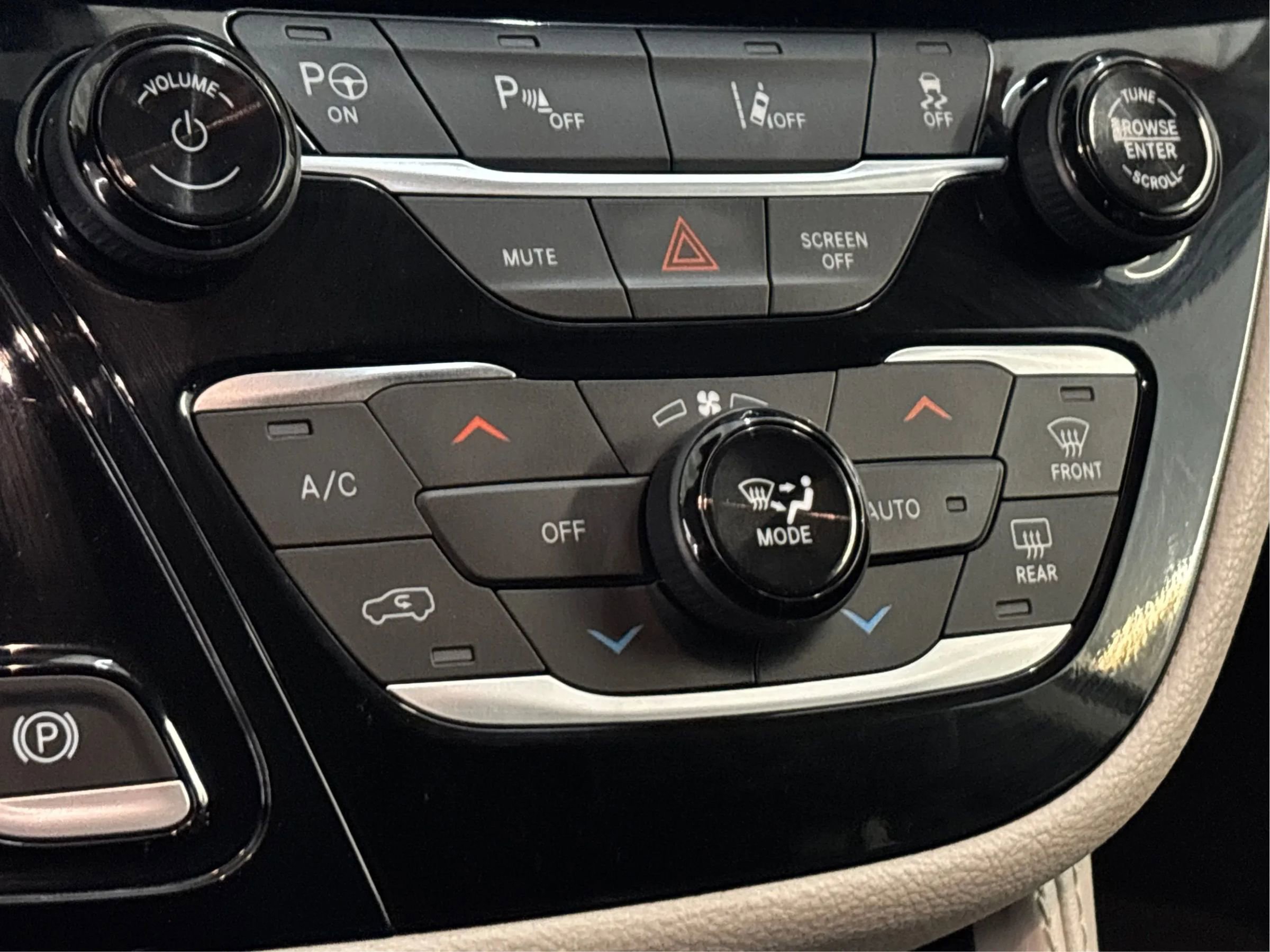 Used 2022 Chrysler Pacifica Limited w/ Uconnect Theater Family Group FWD image 39