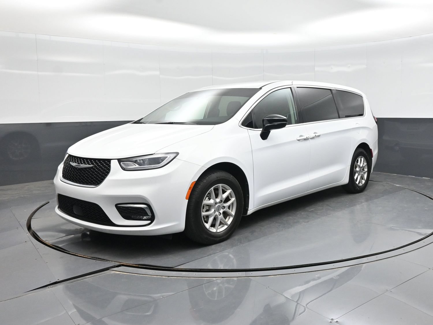 Used 2024 Chrysler Pacifica Touring-L