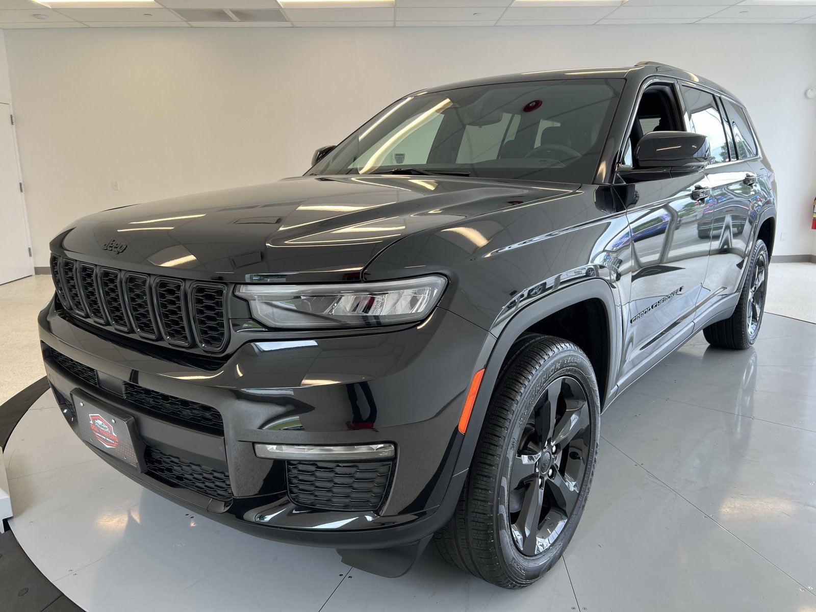 Used 2024 Jeep Grand Cherokee L Limited w/ Black Appearance Package image 3