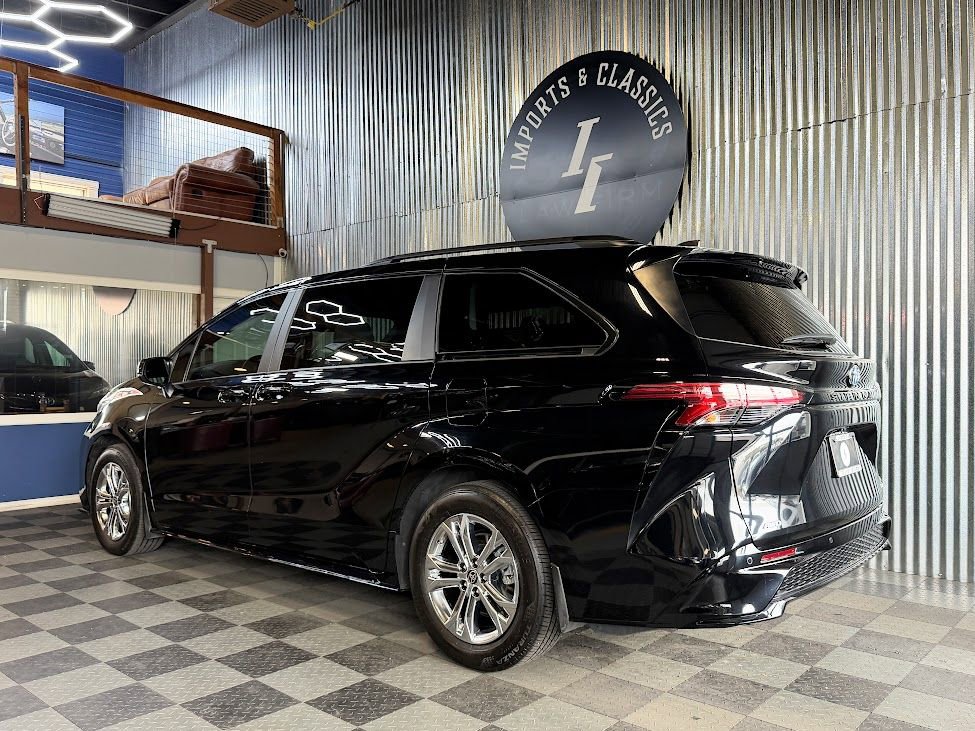 Used 2023 Toyota Sienna XSE AWD/4WD image 4