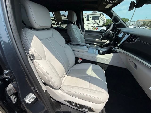 Used 2025 Jeep Wagoneer Series III w/ Premium Group I AWD/4WD image 12