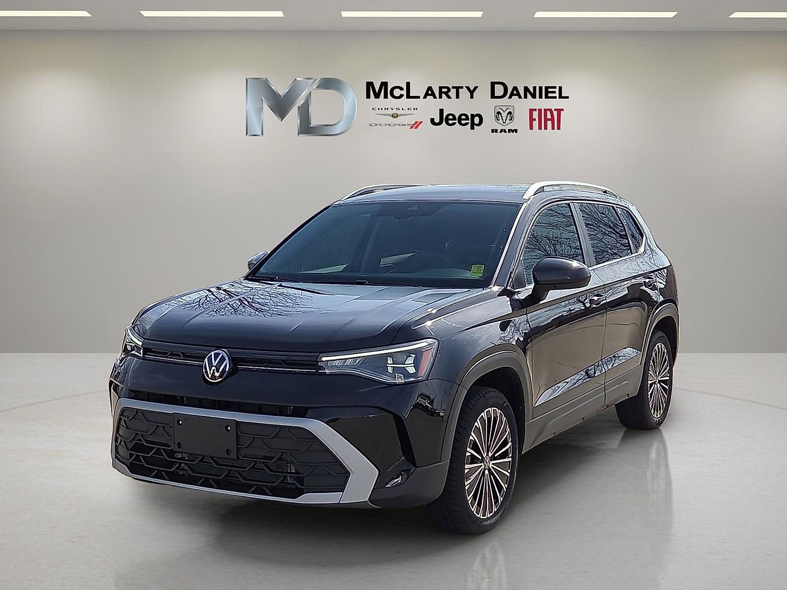 Used 2025 Volkswagen Taos SE image 2