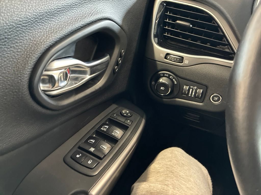 Used 2019 Jeep Cherokee Limited AWD/4WD image 25