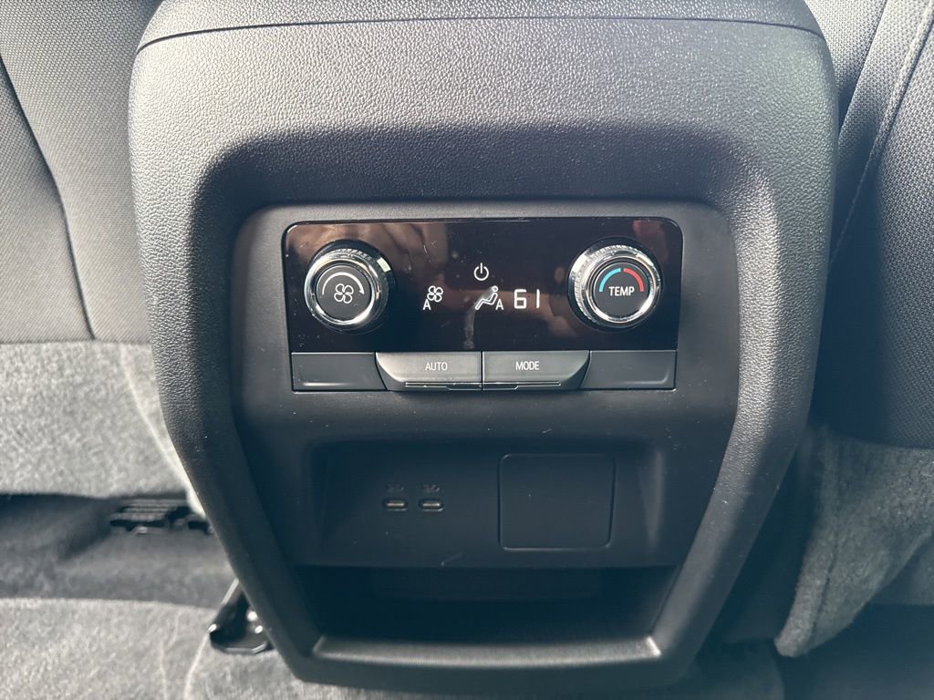 Used 2025 Chevrolet Traverse LT image 12