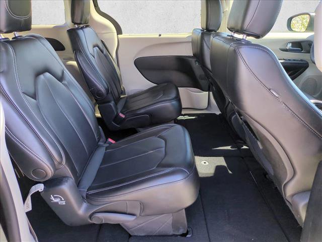 Used 2023 Chrysler Pacifica Touring-L image 19