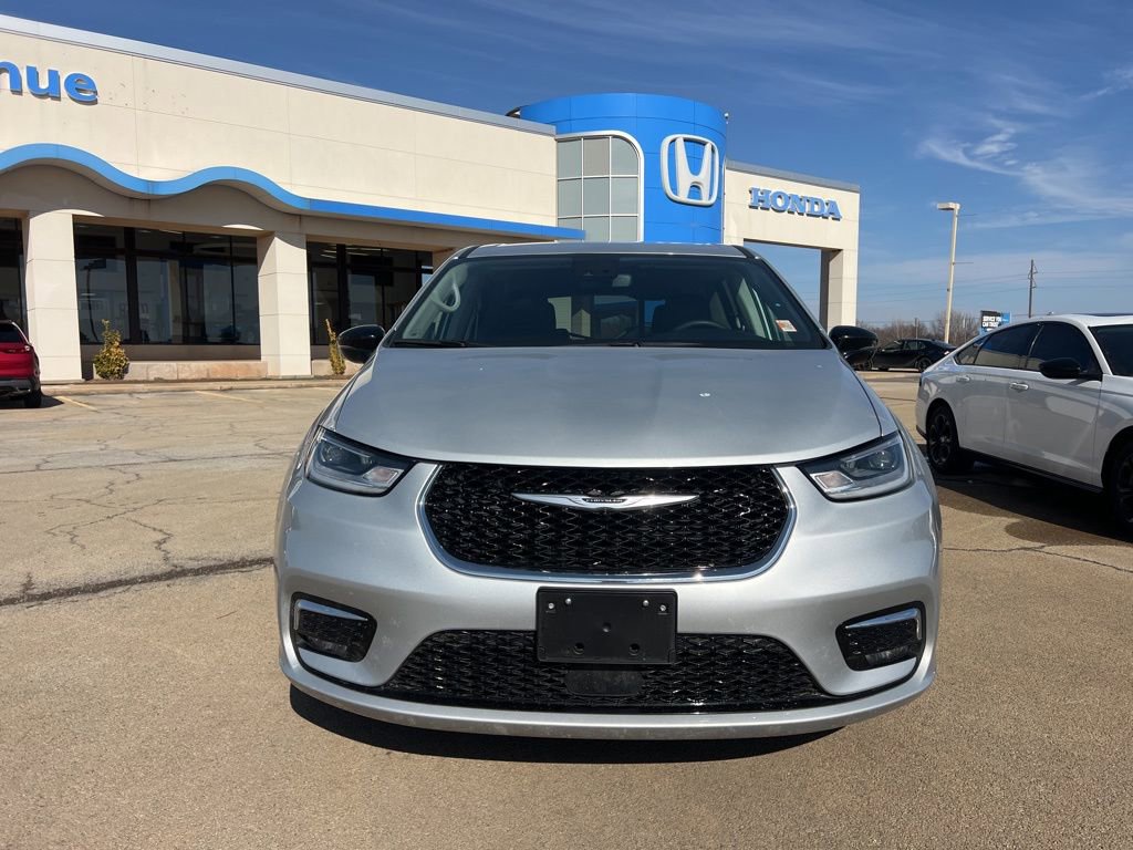 Used 2024 Chrysler Pacifica Touring-L image 8