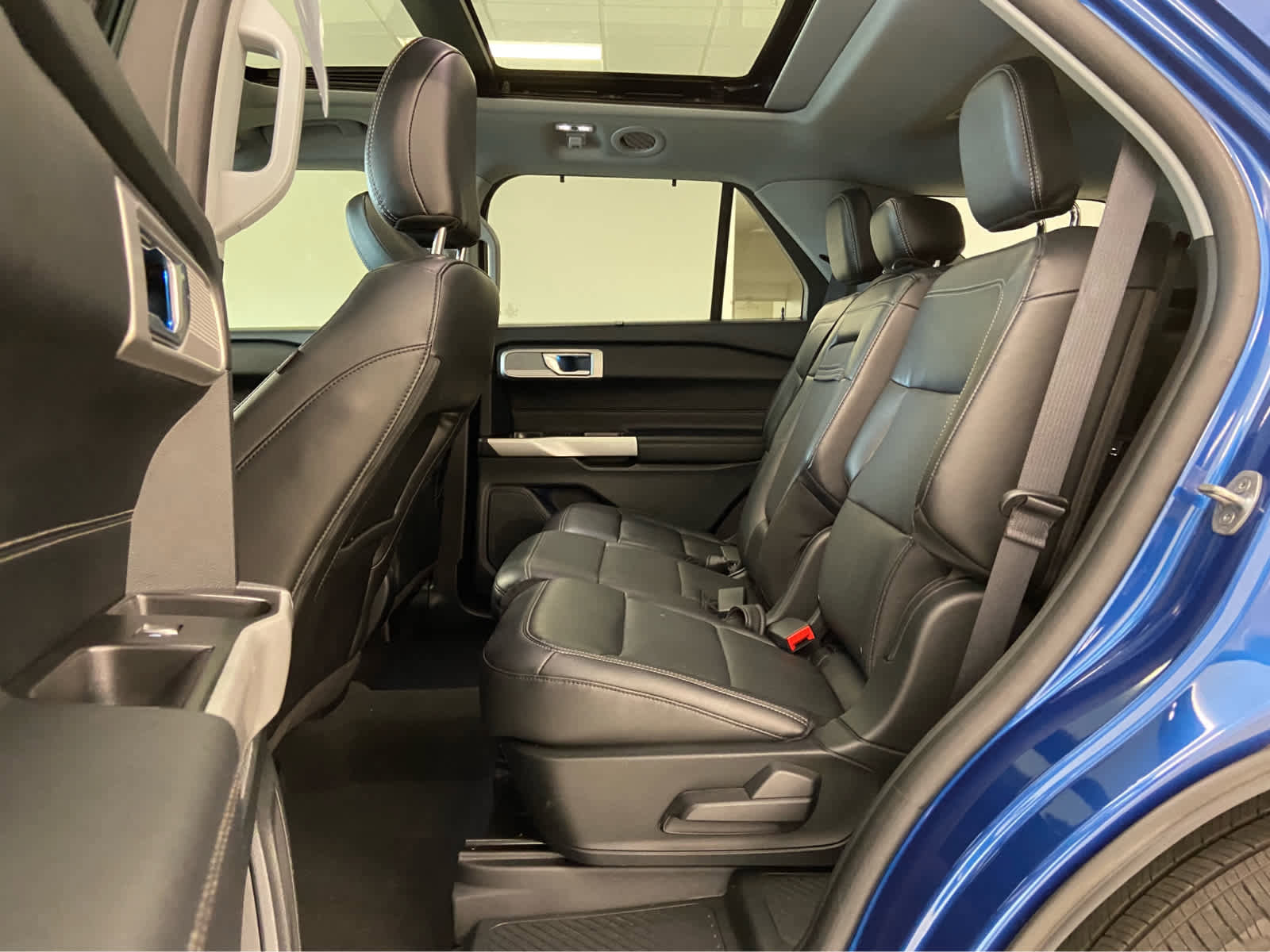 Used 2022 Ford Explorer Limited w/ Equipment Group 301A AWD/4WD image 19