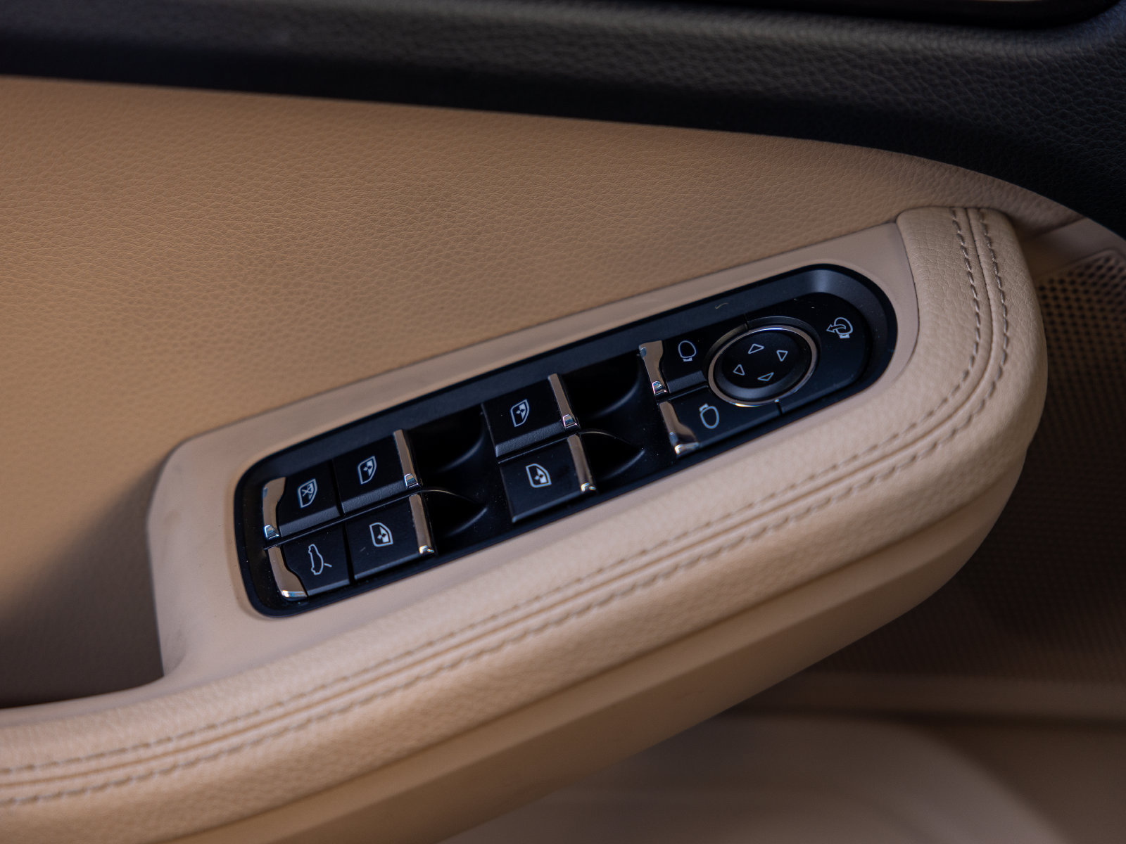 Certified 2023 Porsche Macan AWD/4WD image 43
