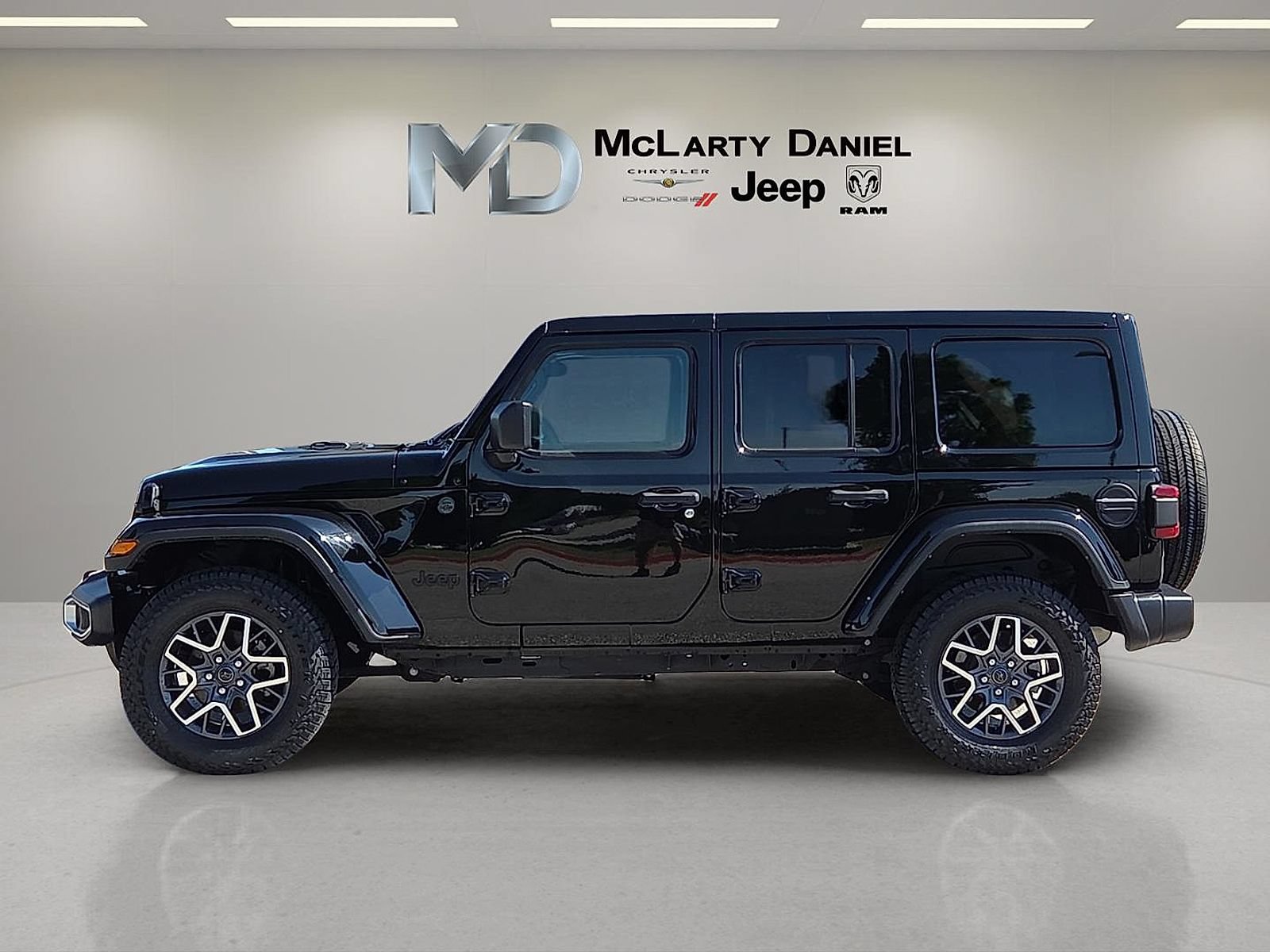 Used 2025 Jeep Wrangler Unlimited Sahara AWD/4WD image 3