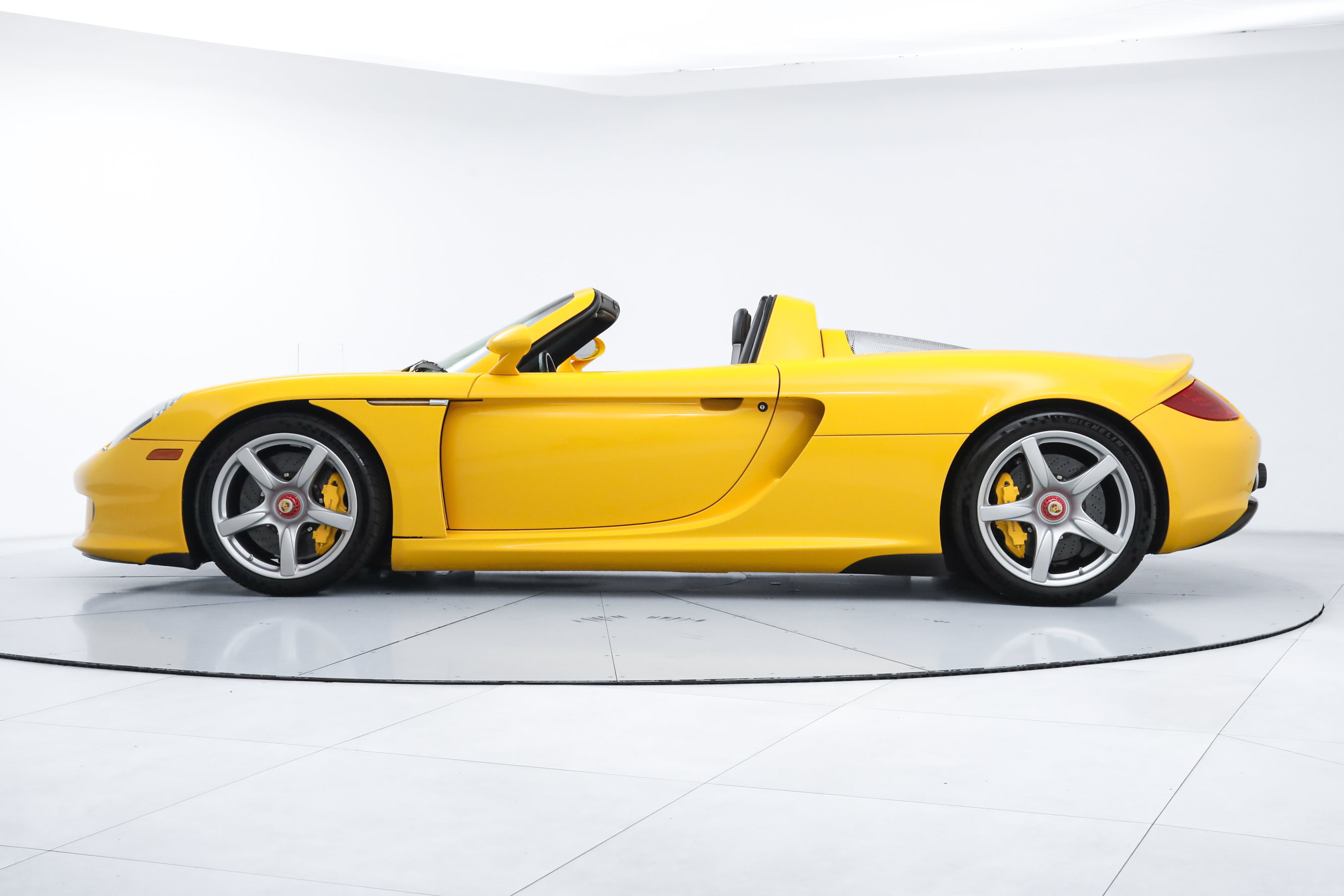 Used 2005 Porsche Carrera GT RWD image 2