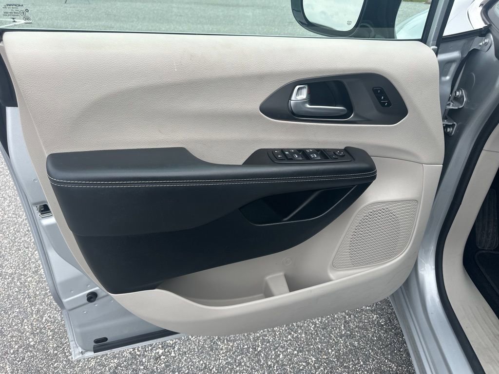 Used 2024 Chrysler Pacifica Touring-L image 28