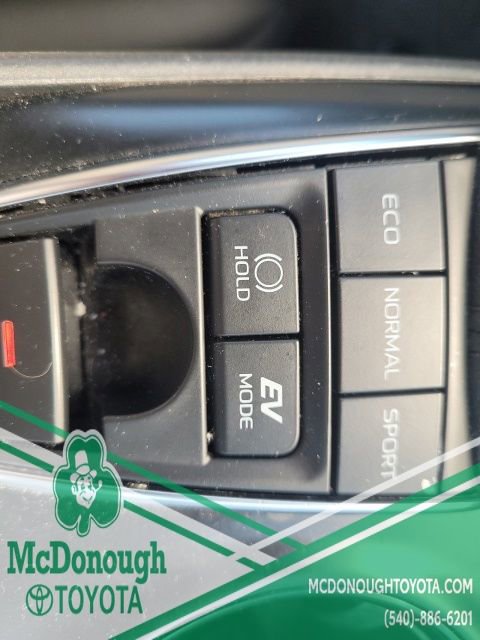 Used 2020 Toyota Camry SE w/ Sunroof Package image 14