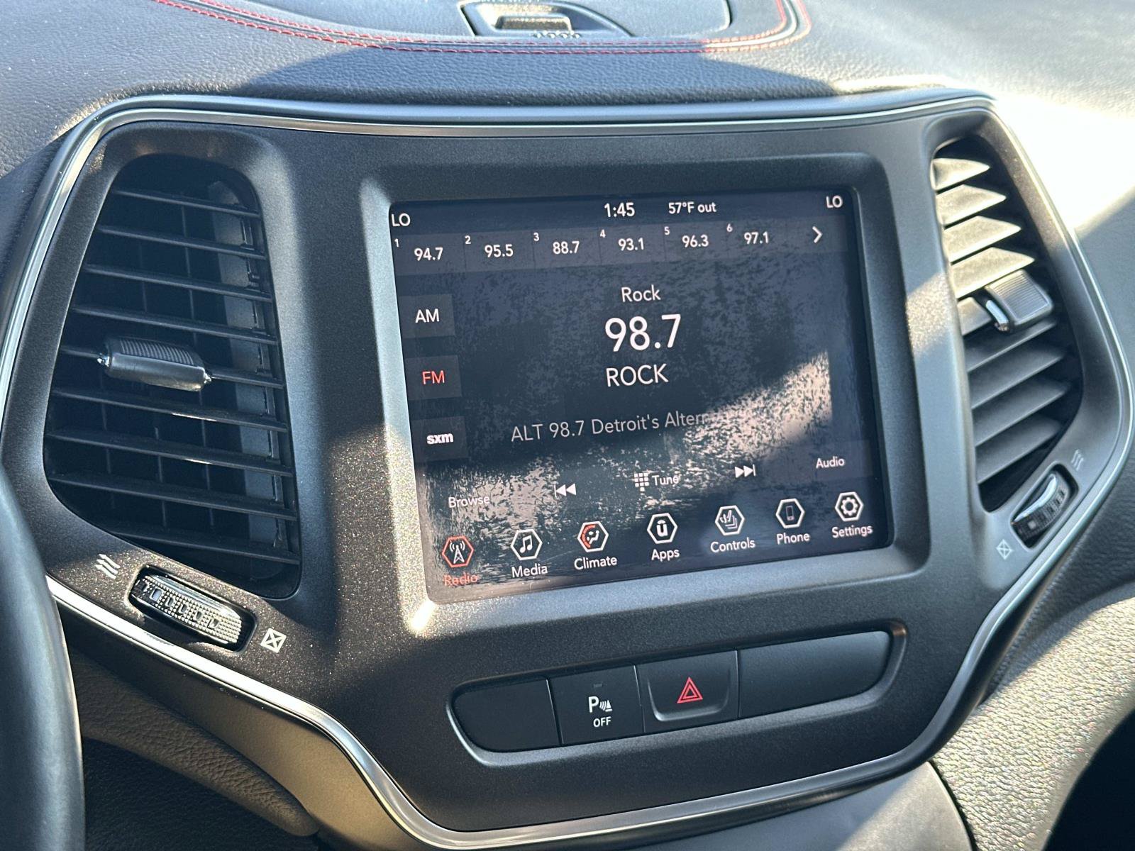 Used 2019 Jeep Cherokee Trailhawk w/ Cold Weather Group AWD/4WD image 28