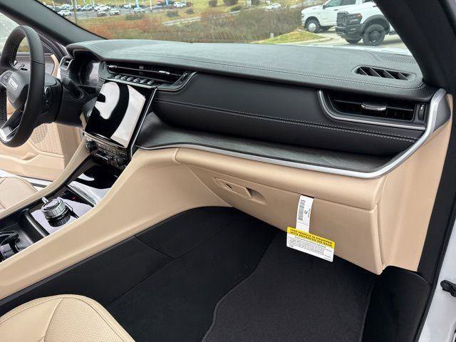 New 2025 Jeep Grand Cherokee Limited w/ Luxury Tech Group II image 36