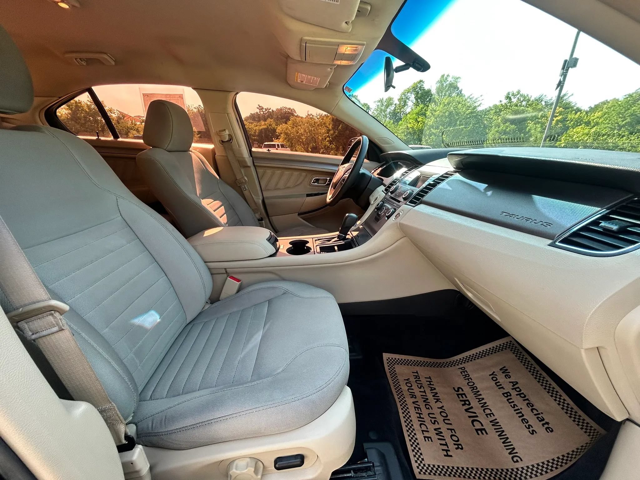 Used 2017 Ford Taurus SE FWD image 15