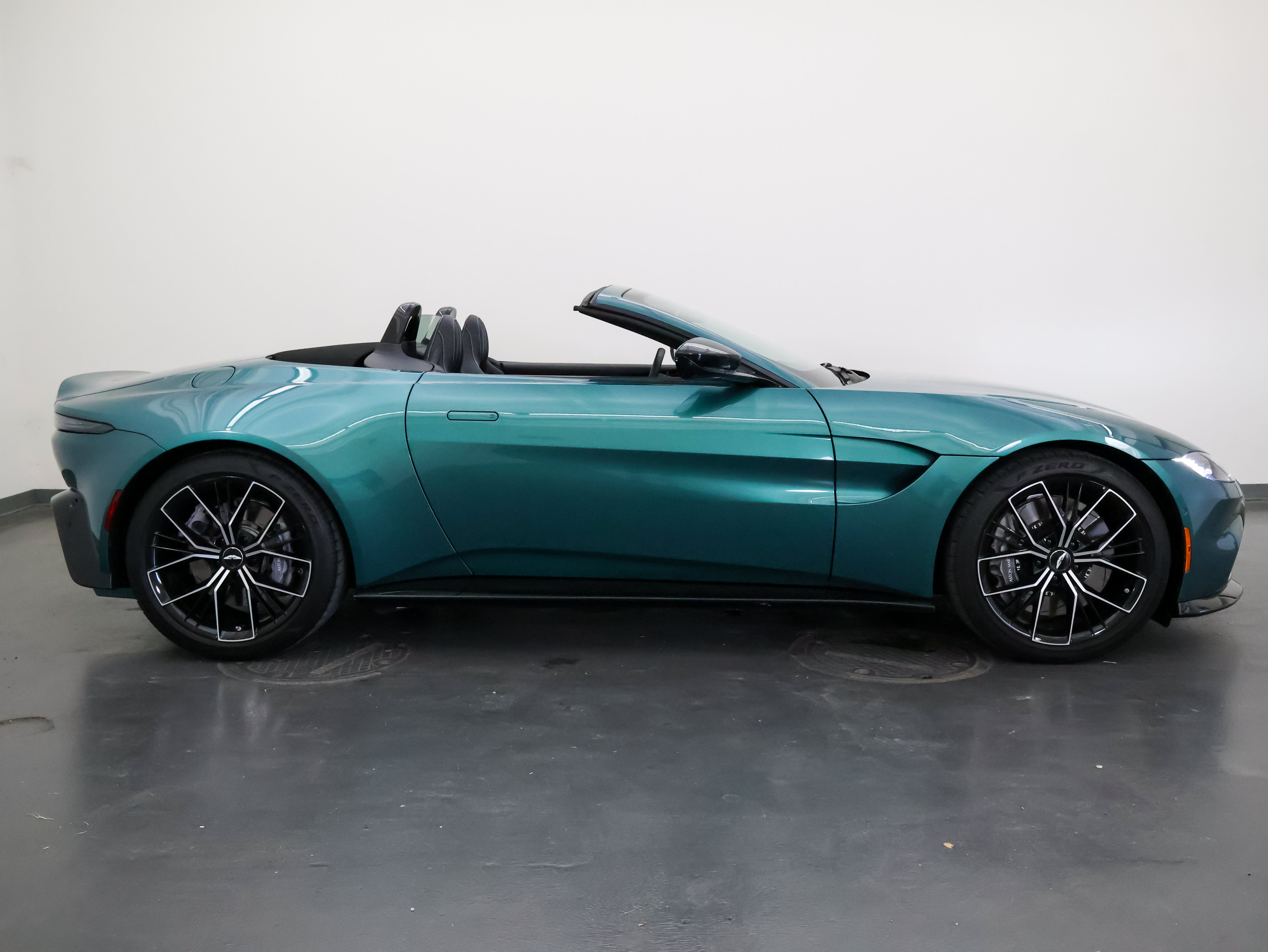 Used 2023 Aston Martin V8 Vantage Roadster RWD image 3