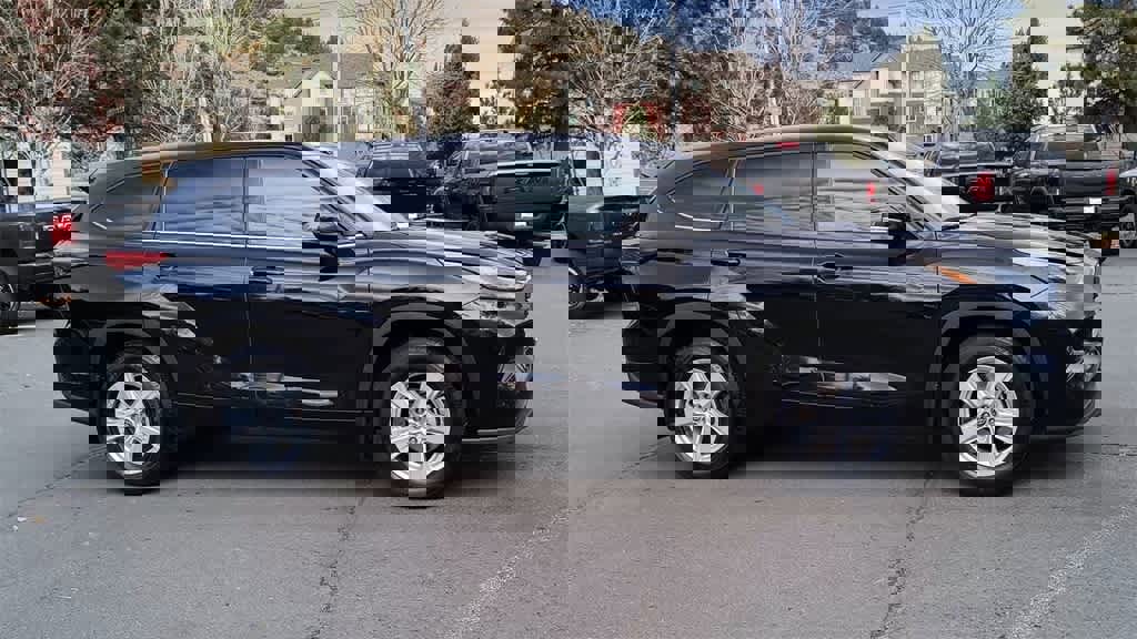 Used 2022 Toyota Highlander LE image 2