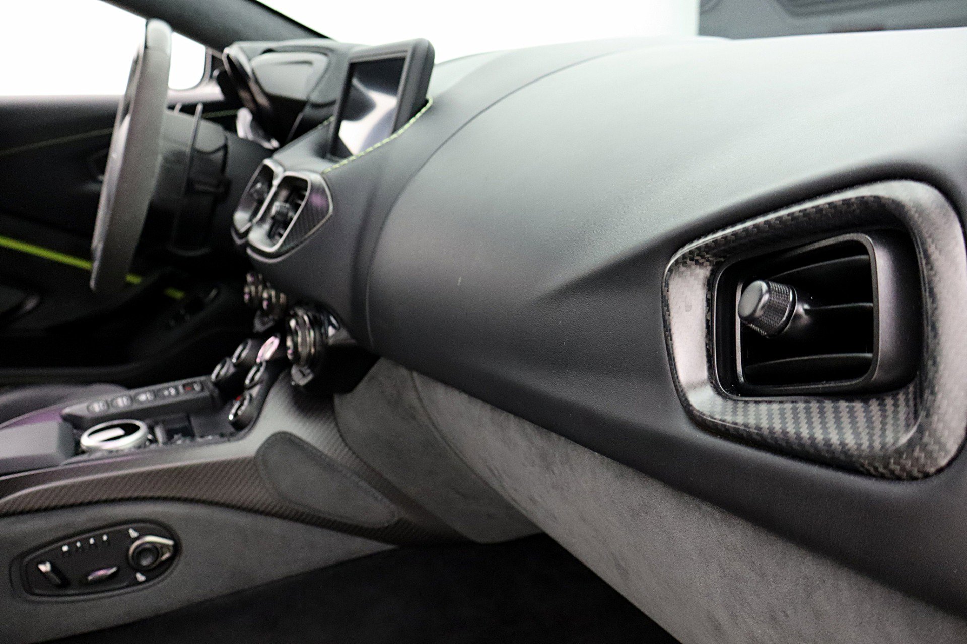 Used 2023 Aston Martin V8 Vantage Coupe image 40