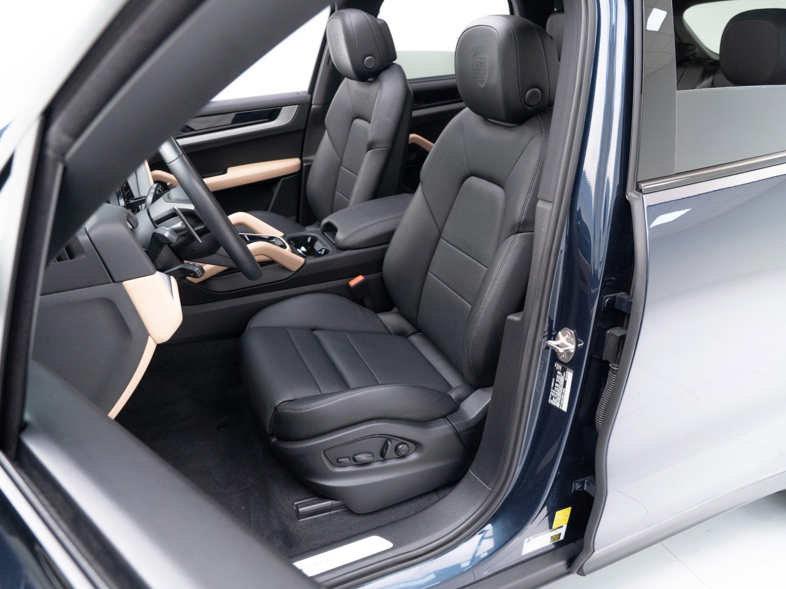 Certified 2024 Porsche Cayenne image 5