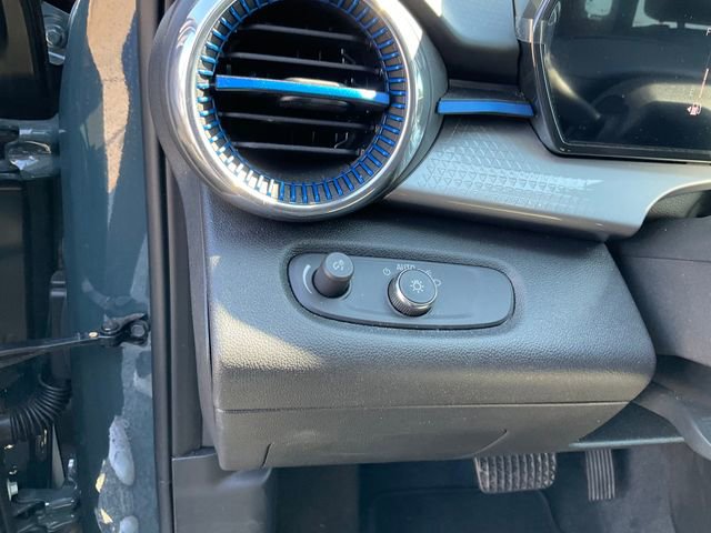 Used 2025 Chevrolet Trax LT w/ Sunroof Package image 9