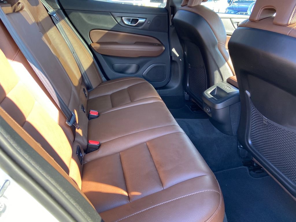 Used 2025 Volvo V60 B5 Cross Country Plus image 27