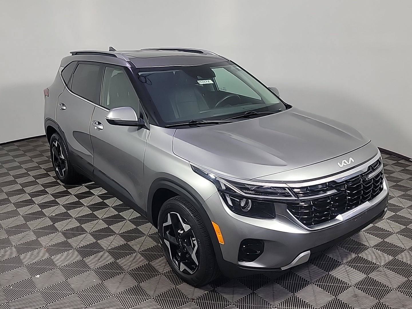 Certified 2024 Kia Seltos EX AWD/4WD image 2