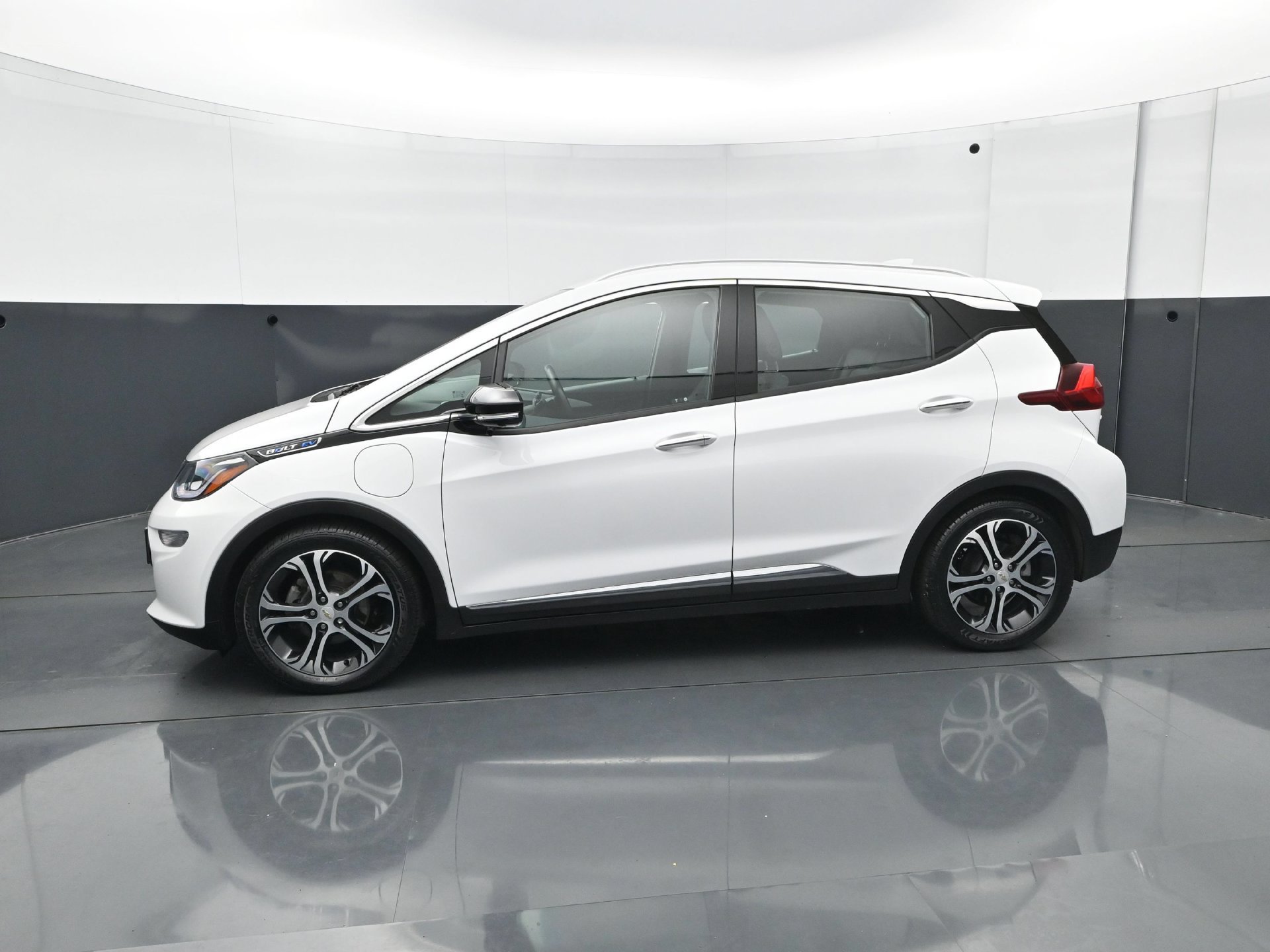 Used 2019 Chevrolet Bolt Premier w/ Infotainment Package FWD image 3