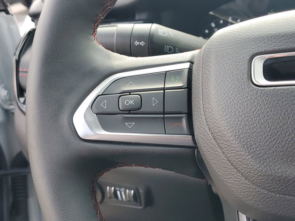 Used 2025 Jeep Compass Trailhawk w/ Trailhawk Convenience Group AWD/4WD image 23
