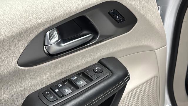 Used 2022 Chrysler Pacifica Touring-L image 21