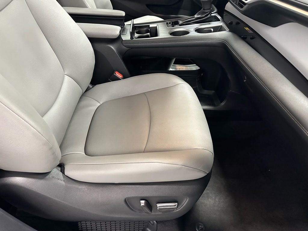 Used 2025 Toyota Sienna XLE image 64