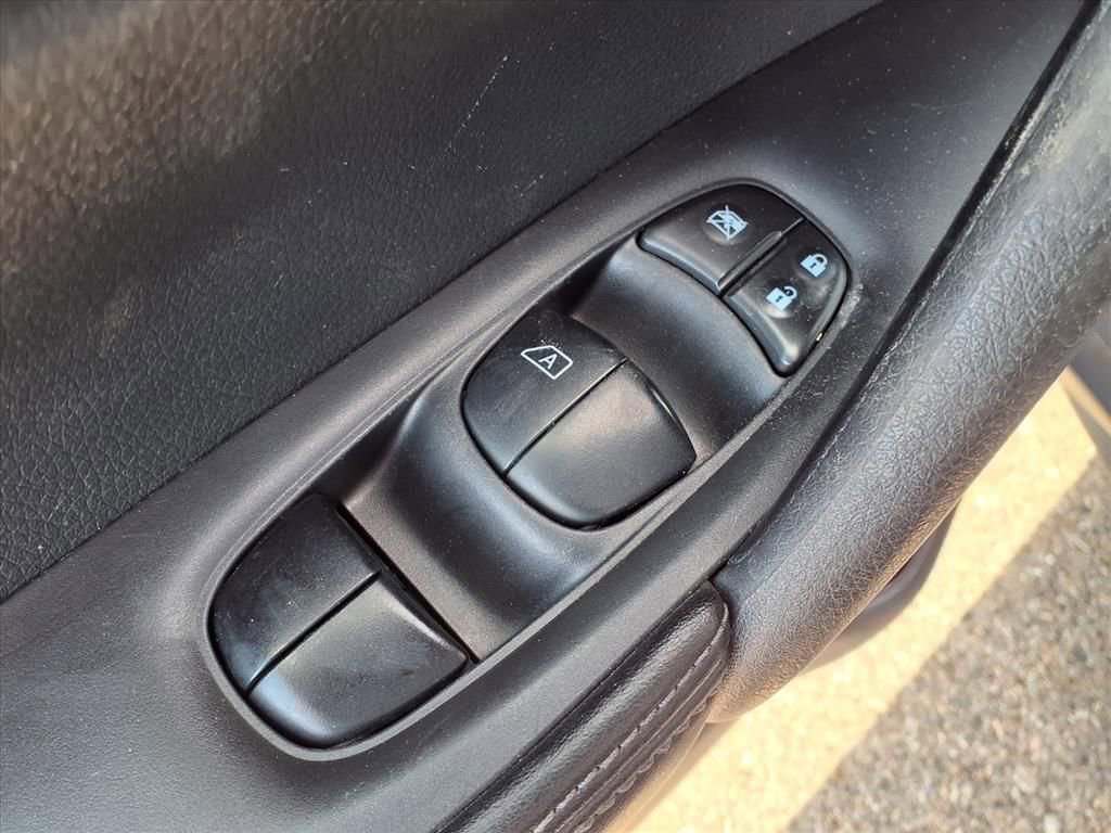 Used 2019 Nissan Rogue S image 15