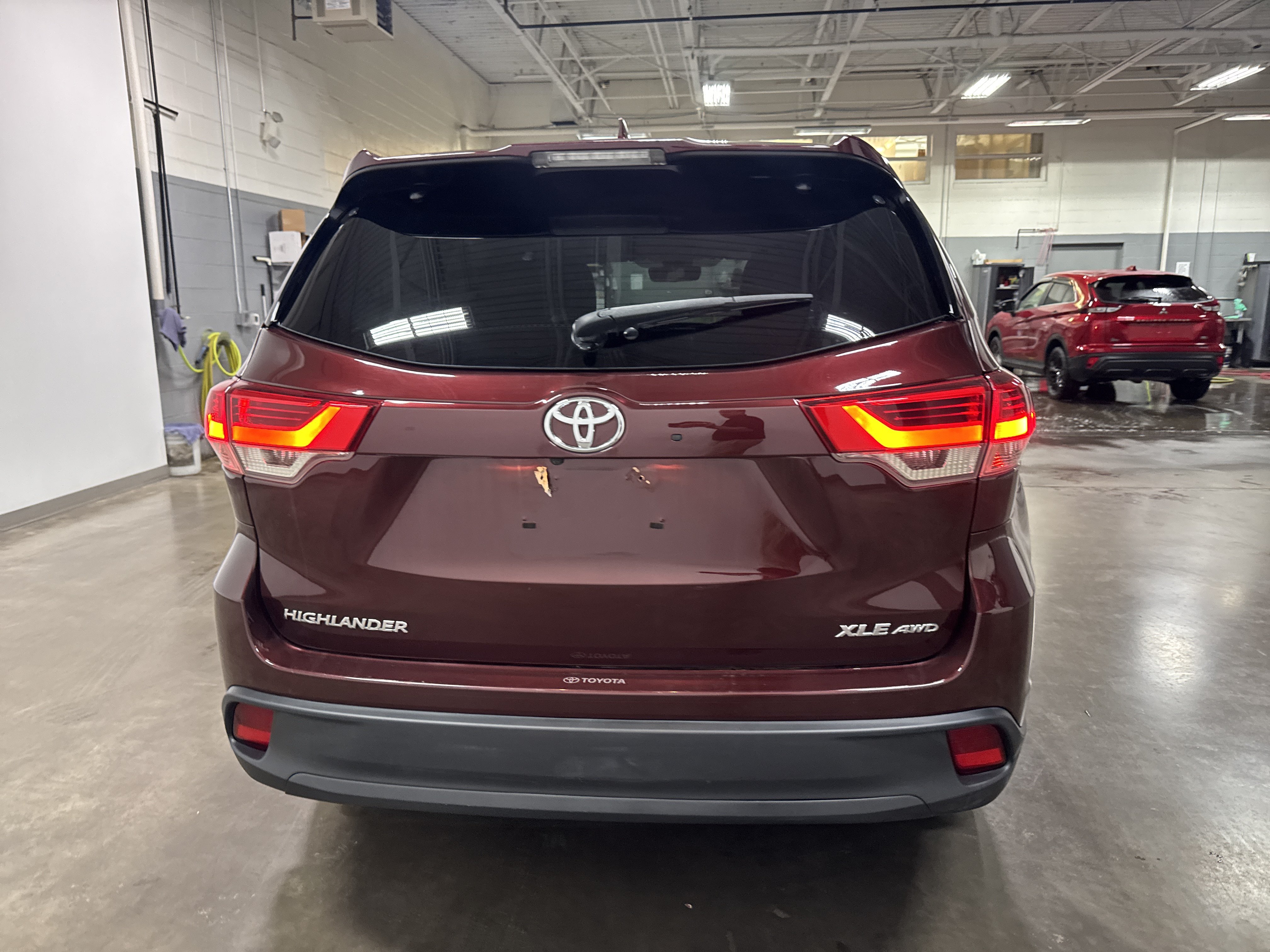 Used 2019 Toyota Highlander XLE AWD/4WD image 4