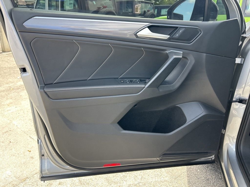 Used 2023 Volkswagen Tiguan SE R-Line image 33