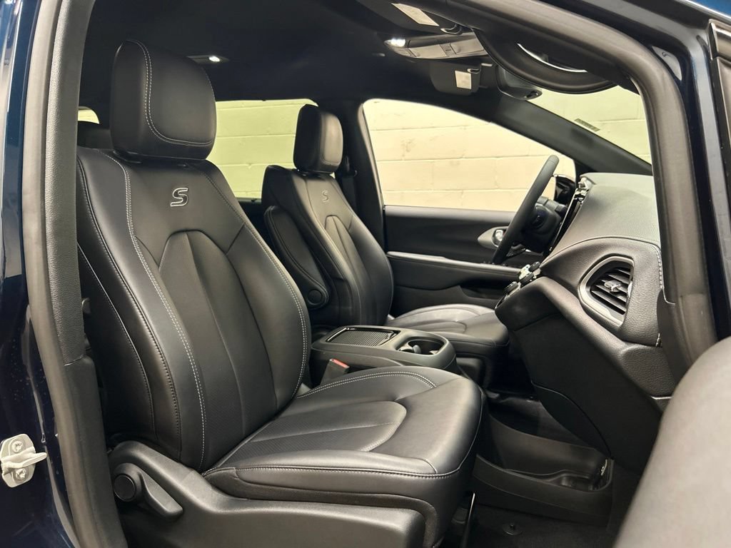 Used 2024 Chrysler Pacifica Touring-L w/ S Appearance Package FWD image 12