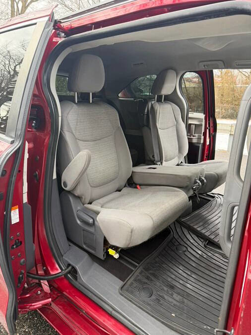 Used 2021 Toyota Sienna LE image 22