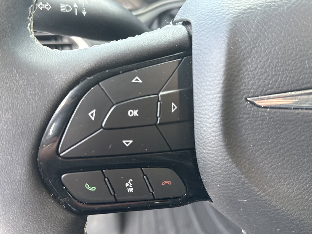Used 2022 Chrysler Pacifica Touring-L w/ S Appearance Package FWD image 20