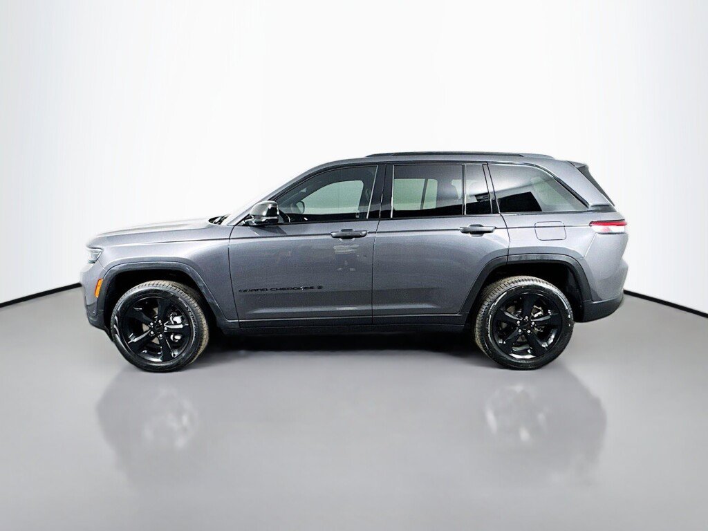 Used 2025 Jeep Grand Cherokee Limited w/ Luxury Tech Group II RWD image 2
