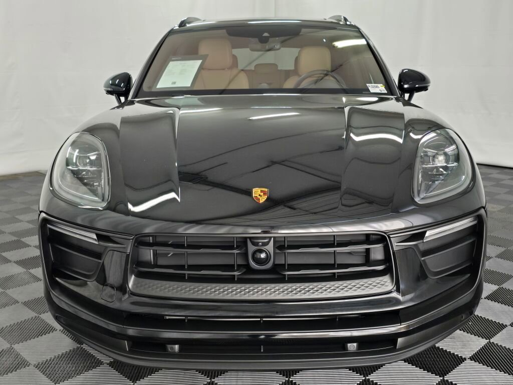 Certified 2025 Porsche Macan image 10