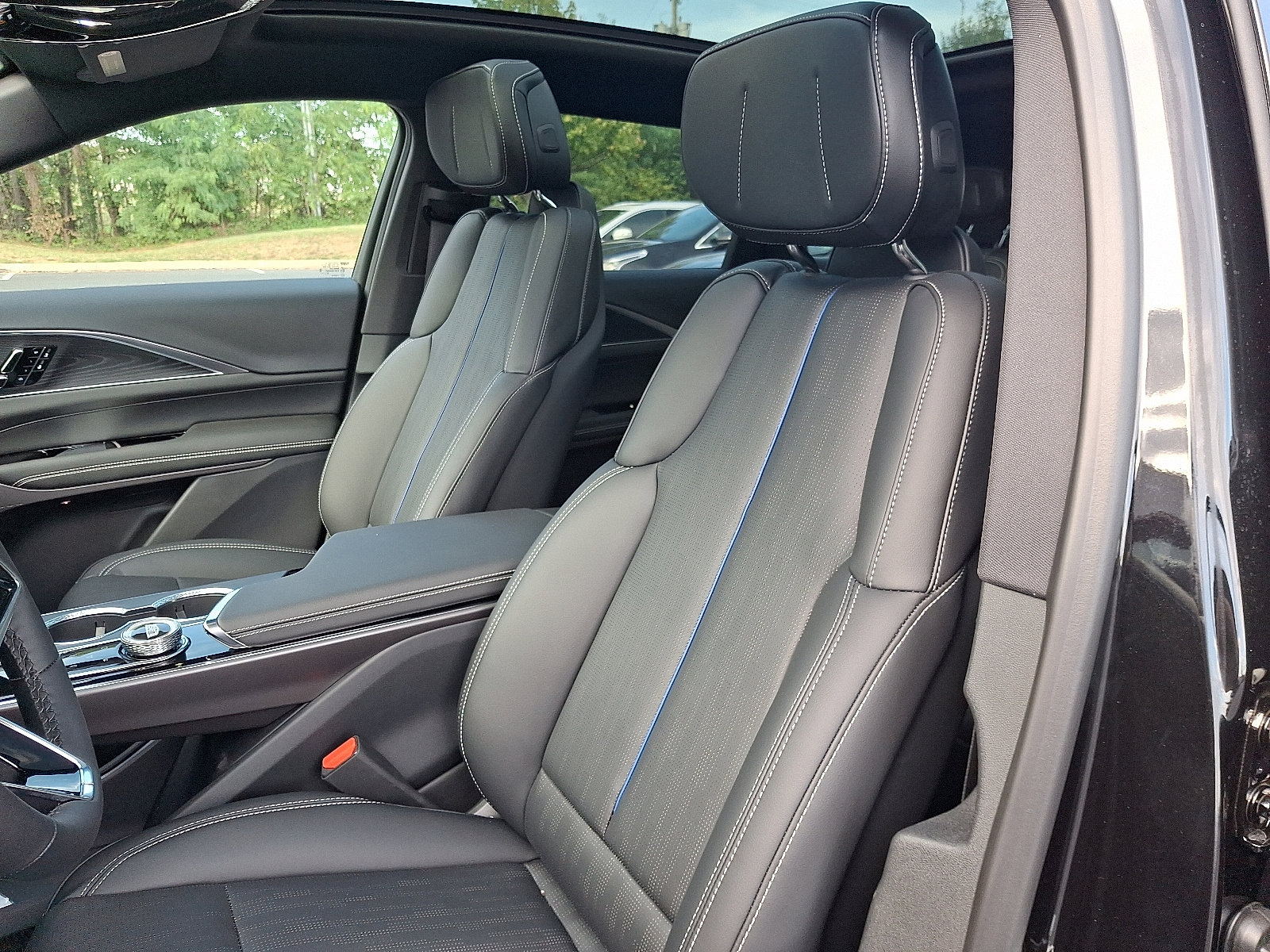 New 2026 Cadillac Lyriq Sport w/ LPO, Blue Accent Package image 17