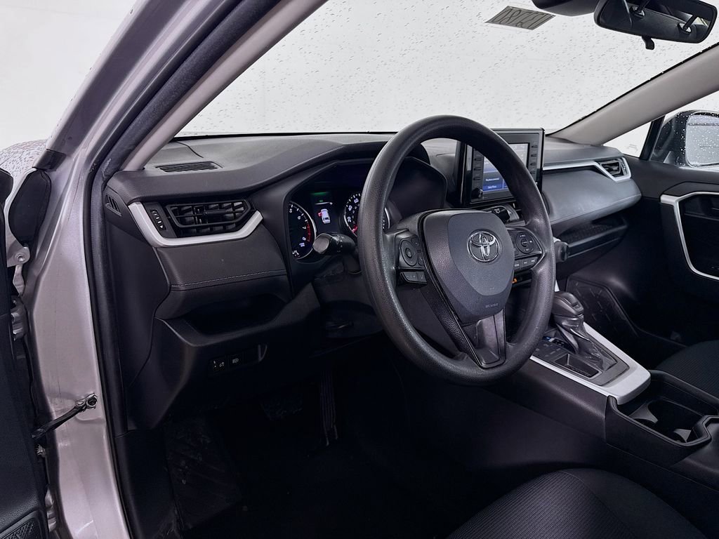 Used 2020 Toyota RAV4 LE image 9