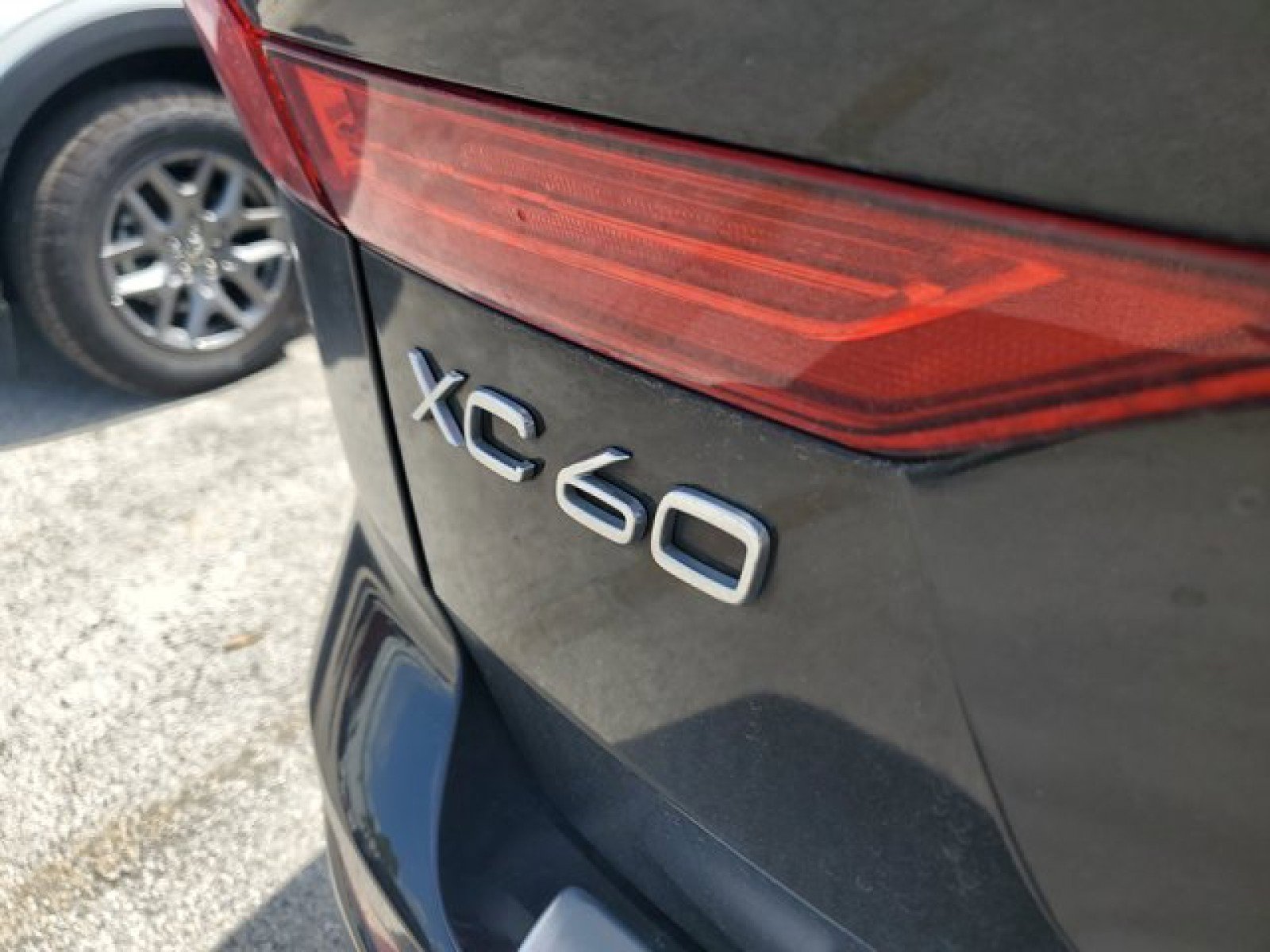 Used 2022 Volvo XC60 B5 Momentum w/ Protection Package Premier FWD image 10
