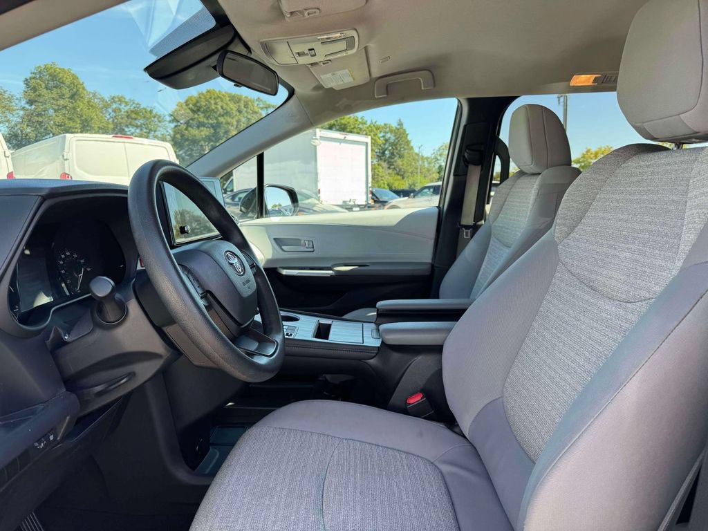 Used 2025 Toyota Sienna LE FWD image 16