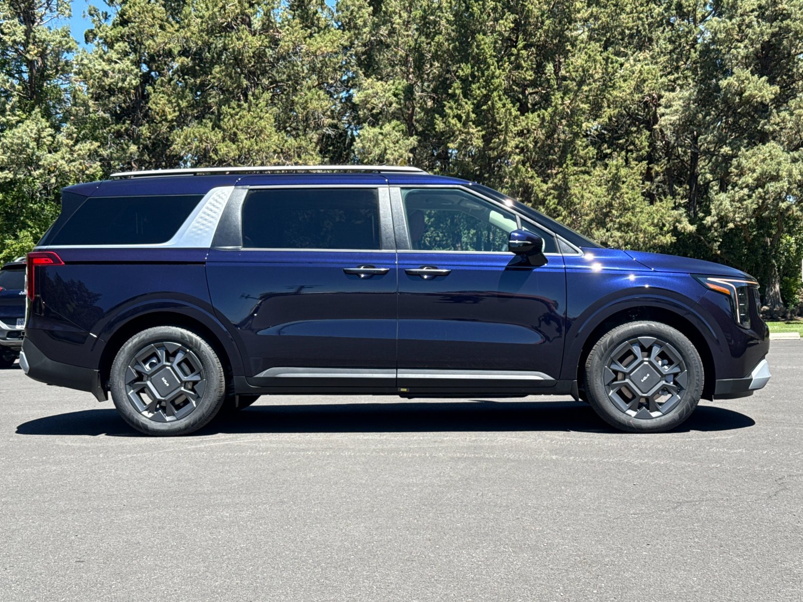 New 2026 Kia Carnival EX FWD image 3