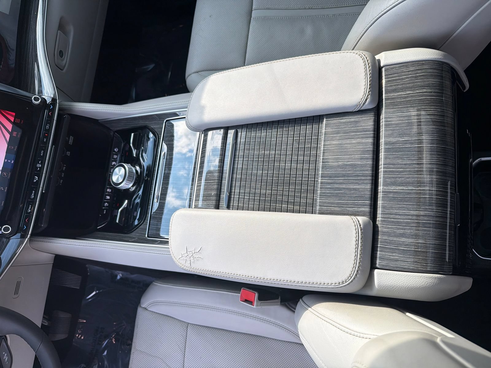 Used 2022 Jeep Wagoneer Series III w/ Premium Group I AWD/4WD image 30