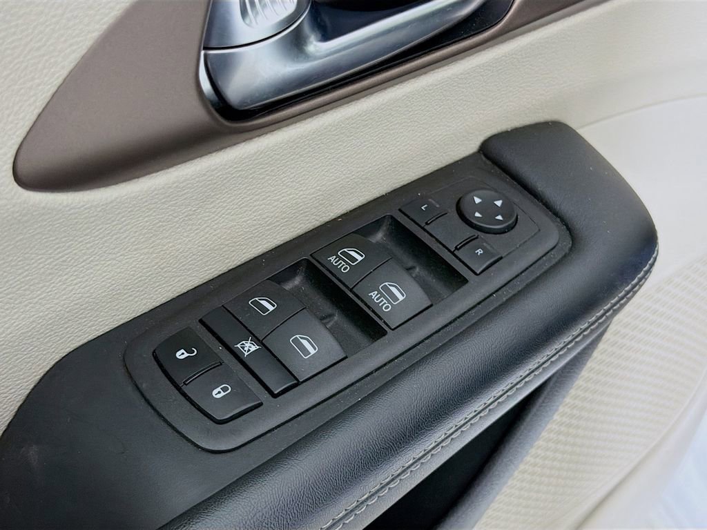 Used 2023 Chrysler Voyager LX image 20