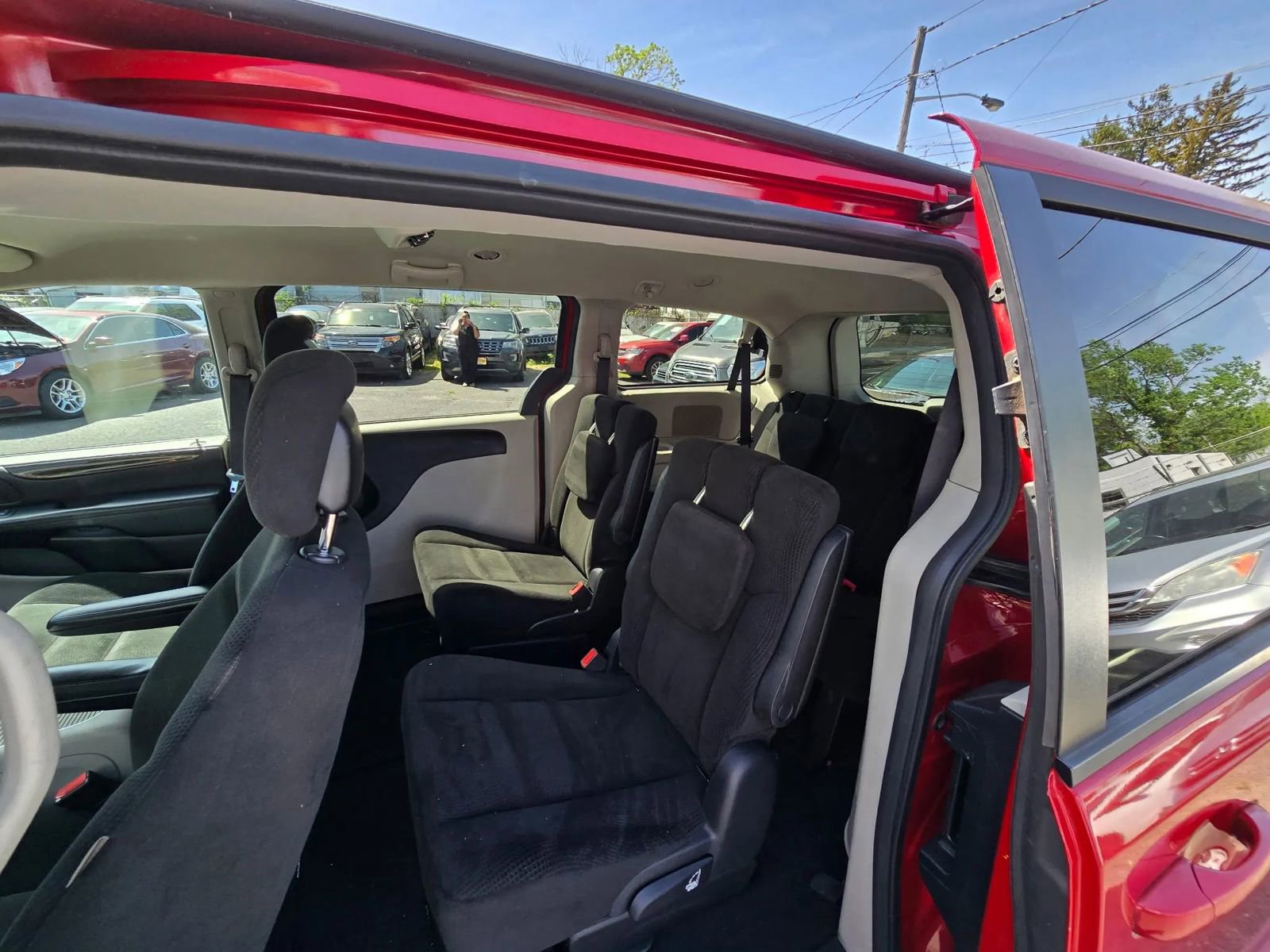 Used 2016 Dodge Grand Caravan SXT w/ Rear Park Assist Package FWD image 6