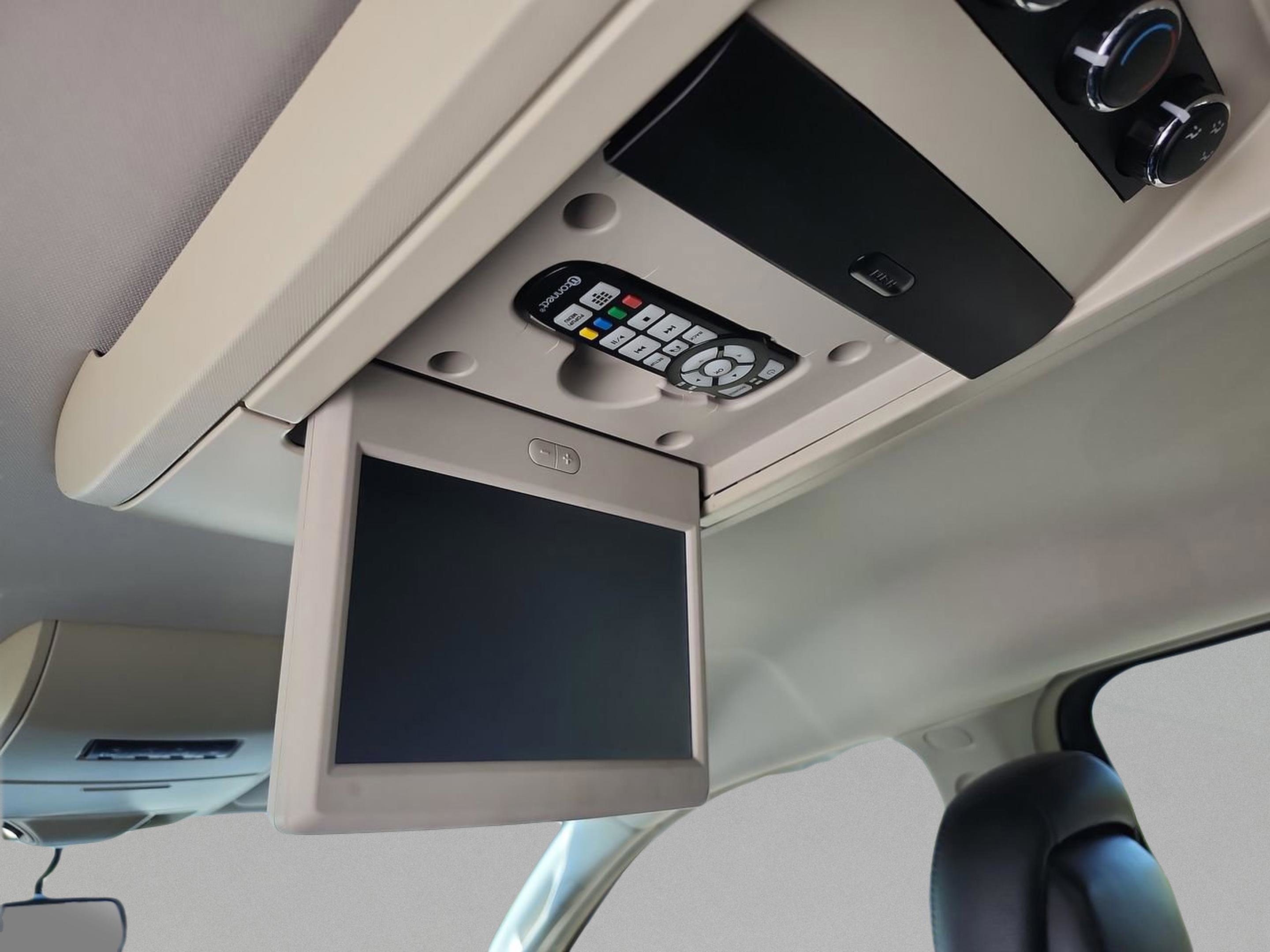 Used 2015 Chrysler Town & Country Touring w/ Driver Convenience Group FWD image 23